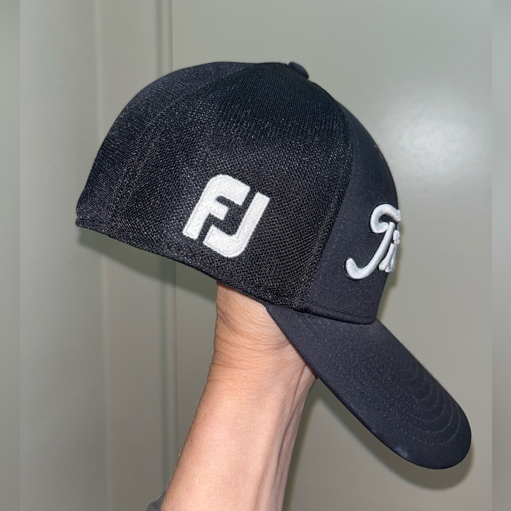 Foot Joy FJ Titleist Pro V1 FJ Hat CapStrap Back Black Embroidered Logo Golf S/M - Picture 2 of 7